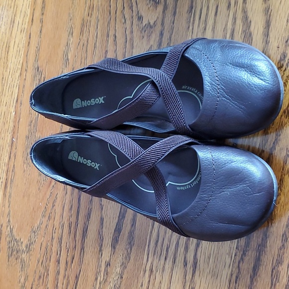 NoSox brown size 7 women's shoe - Picture 2 of 4